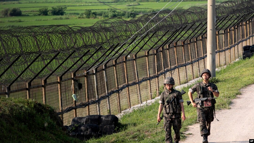 Tentara Korea Selatan berpatroli di sepanjang pagar kawat militer di Paju, dekat perbatasan Korea Utara, Korea Selatan, 30 Juni 2014.