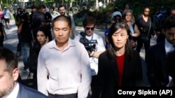 Linda Sun (kanan), mantan ajudan Gubernur New York Kathy Hochul, dan suaminya Christopher Hu (kiri) berjalan meninggalkan Pengadilan Federal Brooklyn di New York, setelah menghadiri sidang pembacaan dakwaan terhadap mereka, pada 3 September 2024. (Foto:AP/Corey Sipkin)