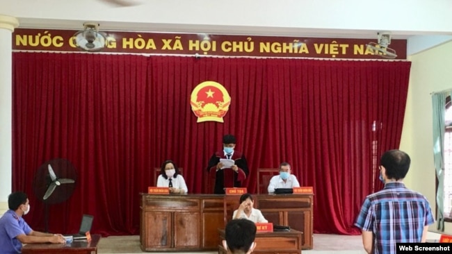 Phiên tòa xử ông Chung Hoàng Chương hôm 27/04/2020. Photo PLO