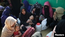로힝야족 난민 여성들이 지난 1월 방글라데시 콕스 바자르 잠토리 캠프(Jamtoli camp) 의료센터 밖에서 진료를 기다리고 있다. 