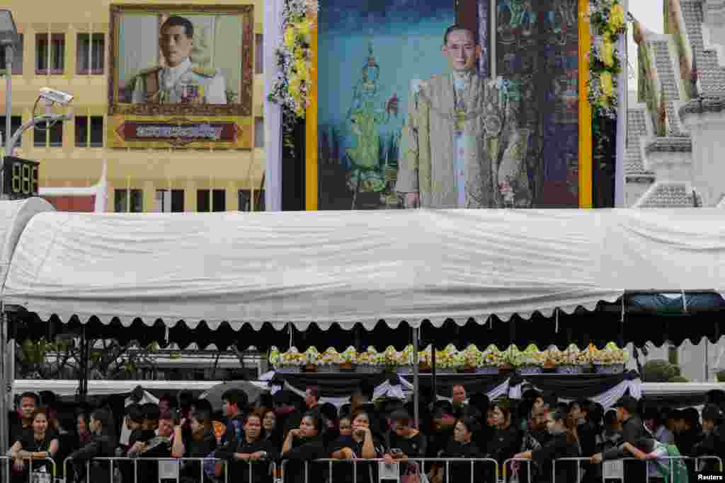 Warga mengantri untuk memberikan penghormatan kepada mendiang Raja Bhumibol Adulyadej dekat kediaman keluarga kerajaan, Grand Palace di Bangkok, Thailand, 24 September 2017.