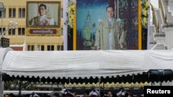 Para pelayat berbaris untuk memberikan penghormatan terakhir kepada almarhum Raja Bhumibol Adulyadej di dekat Grand Palace di Bangkok, Thailand, 24 September 2017. (Foto: dok).