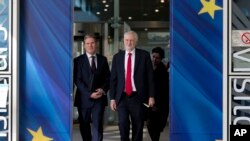 Le leader du parti travailliste britannique Jeremy Corbyn, à droite, et le ministre du brexit, Keir Starmar, quittent le siège de l'UE à Bruxelles, le jeudi 21 février 2019. (AP Photo/Virginia Mayo)