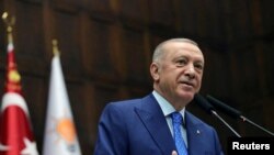 资料照片：土耳其总统埃尔多安在安卡拉举行的一次议会会议期间对发展与正义党成员讲话。(2022年5月18日)