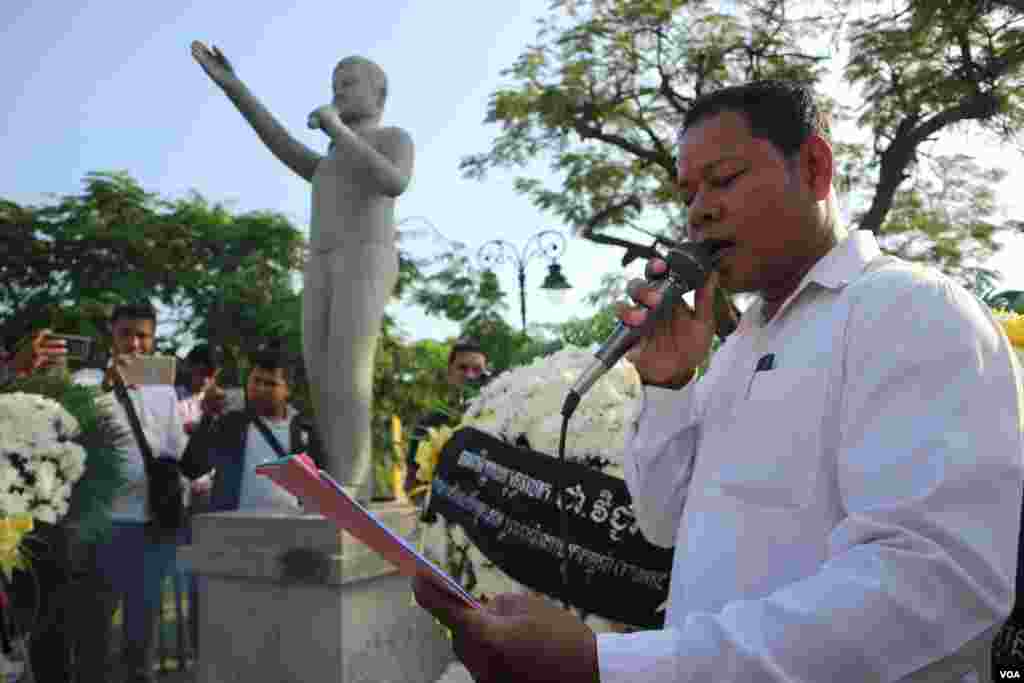 តំណាង​មក​ពី​សហជីព​សេរី​កម្មករ អានសេចក្តី​ថ្លែងការណ៍អំពីវីរភាព​របស់​លោក ជា វិជ្ជា ក្នុង​ពិធី​គោរព​វិញ្ញាណ​ក្ខន្ធ​ លោក ជា វិជ្ជា អតីត​ប្រធាន​សហជីព​សេរីកម្មករ​ ដែល​ត្រូវ​បាន​គេ​បាញ់​សម្លាប់​កាល​ពី​១៥​ឆ្នាំ​មុន នៅ​ខាង​​មុខ​រូប​សំណាក​របស់​លោក ​ក្បែរ​វិមាន​ឯករាជ្យ​ នៅ​រាជធានី​ភ្នំពេញ ​នា​ថ្ងៃ​ទី២២​ ខែ​មករា​ ឆ្នាំ២០១៨។&nbsp;(កាន់​&nbsp;វិច្ឆិកា/VOA)&nbsp;