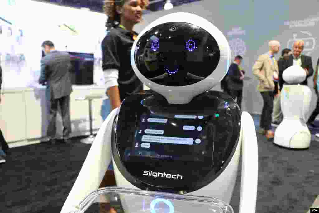 نمایشگاه محصولات الکترونیکی CES ربات خدمتکار، با توانایی پاسخ دادن به سوالات، تشخیص حالات صورت و البته رقصیدن. این ربات برای کمک در منزل و شرکت ها طراحی شده است. 