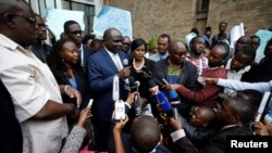 Le président de la Commission électorale indépendantes kenyanes Wafula Chebukati fait une déclaration devant la presse lors d'une manifestation de la société civile à Nairobi, Kenya, 1er août 2017. 