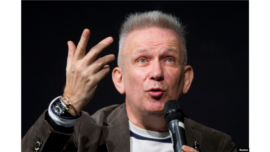 Jean Paul Gaultier dalam sebuah konferensi pers sebelum kunjungan bagi pers ke pameran Jean Paul Gaultier di Grand Palais, 30 Maret 2015.