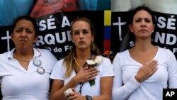 Gaby Arellano, a la izquierda de Lilian Tintori, también será llevado a juicio.
