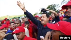 Chávez les dijo a los ricos venezolanos que a la hora de votar lo piensen bien.