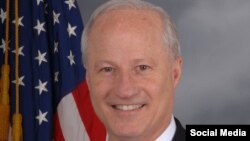 Congressman Mike Coffman jijjiirama Itoophiyaan keessa jirtutti 'gammadee' barana achi dhaqee Dr., Abiy Ahmediin mari'achuuf kurfoo jira