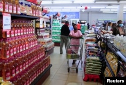 People shop at a grocery store in Harare, Zimbabwe, March 17, 2022. (REUTERS/Philimon Bulawayo)