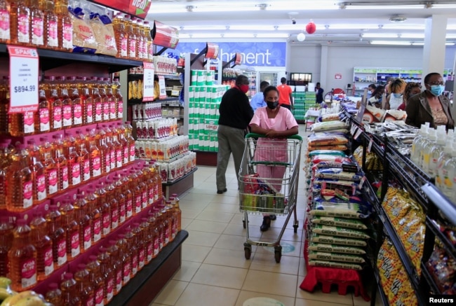 People shop at a grocery store in Harare, Zimbabwe, March 17, 2022. (REUTERS/Philimon Bulawayo)