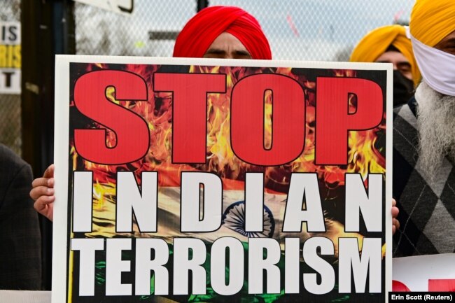 Para pengunjuk rasa kelompok Sikhs For Justice berdemonstrasi menentang perlakuan pemerintah India terhadap petani Sikh di dekat Gedung Putih di Washington, AS, 12 Maret 2021. (Foto: REUTERS/Erin Scott)