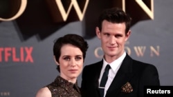 Archivo-La actriz Claire Foy, que interpreta a la reina Isabel II en "The Crown", y el actor Matt Smith, que hace del Duque de Edinburgo, asisten al estreno de la segunda temporada de la serie de Netflix. Londres, 21/11/17.