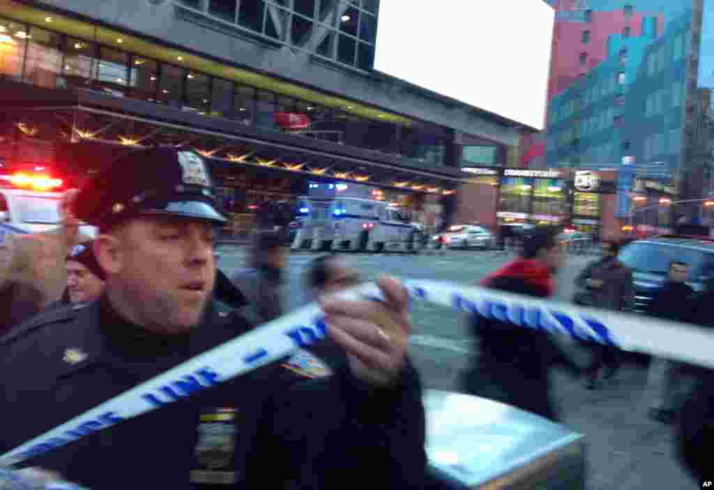 纽约警察正在市中心时报广场附近的爆炸现场设置警戒线（2017年12月11日）。12月11日早上纽约市发生爆炸事件，一名嫌犯被警方拘留，包括嫌犯在内4人受伤。爆炸地点靠近时报广场和港务总局巴士站，在连接两条地铁线的地下通道里。
