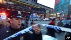 Polisi mengamankan lokasi setelah ledakan dekat terminal bus Port Authority, tak jauh dari Times Square di Manhattan, New York hari Senin (11/12). 