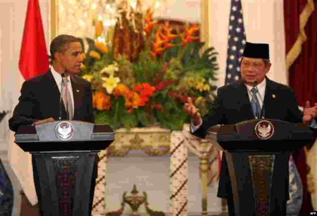 U.S. President Barack Obama, left, and Indonesian President Susilo Bambang Yudhoyono, right, talk to journalists during a join press conference at the Presidential Palace in Jakarta, Indonesia on Tuesday November 9, 2010. (AP Photo/Adi Weda, Pool)