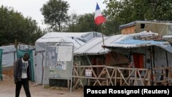 2016年9月26日，一名男子走過法國計劃關閉加來移民營地。
