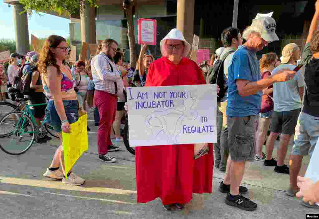 Una manifestante en Houston, Texas, el 24 de junio de 2022, muestra su rechazo al fallo con un cartel que reza: &quot;yo no soy incubadora que puede regular&quot;.