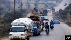 Sirios saliendo de la ciudad de Al-Mastouma, en la provincia de Idlib, huyendo de una ofensiva en el gobierno, el martes 28 de enero de 2020. 