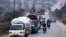 Sirios saliendo de la ciudad de Al-Mastouma, en la provincia de Idlib, huyendo de una ofensiva en el gobierno, el martes 28 de enero de 2020. 