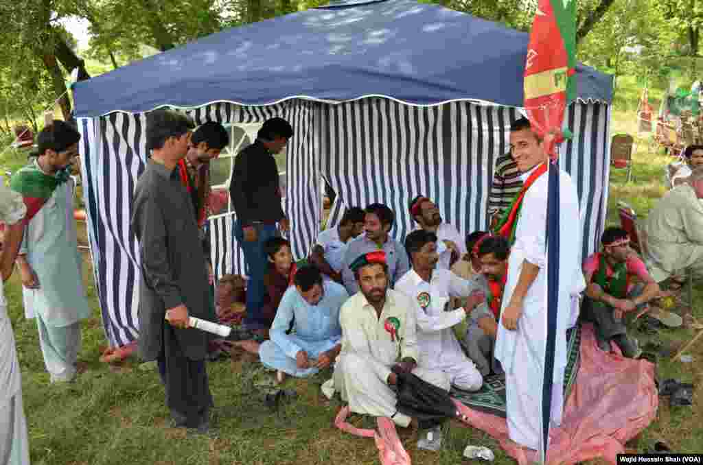 عمران خان کی جماعت تحریک انصاف کے کارکنان صوبہ خیبر پختونخواہ سے ٹولیوں کی شکل میں اسلام آباد میں موجود ہیں۔