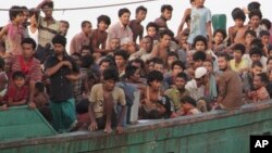 Sebuah perahu migran yang penuh dengan penumpang etnis Rohingya dari Myanmar (foto: dok).
