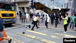 ဟောင်ကောင်ဆန္ဒပြပွဲအတွင်း ဆန္ဒပြသူတဦးကို ရဲက သေနတ်ဖြင့် ချိန်ထားစဉ် (နိုဝင်ဘာ၊ ၁၁၊ ၂၀၁၉)