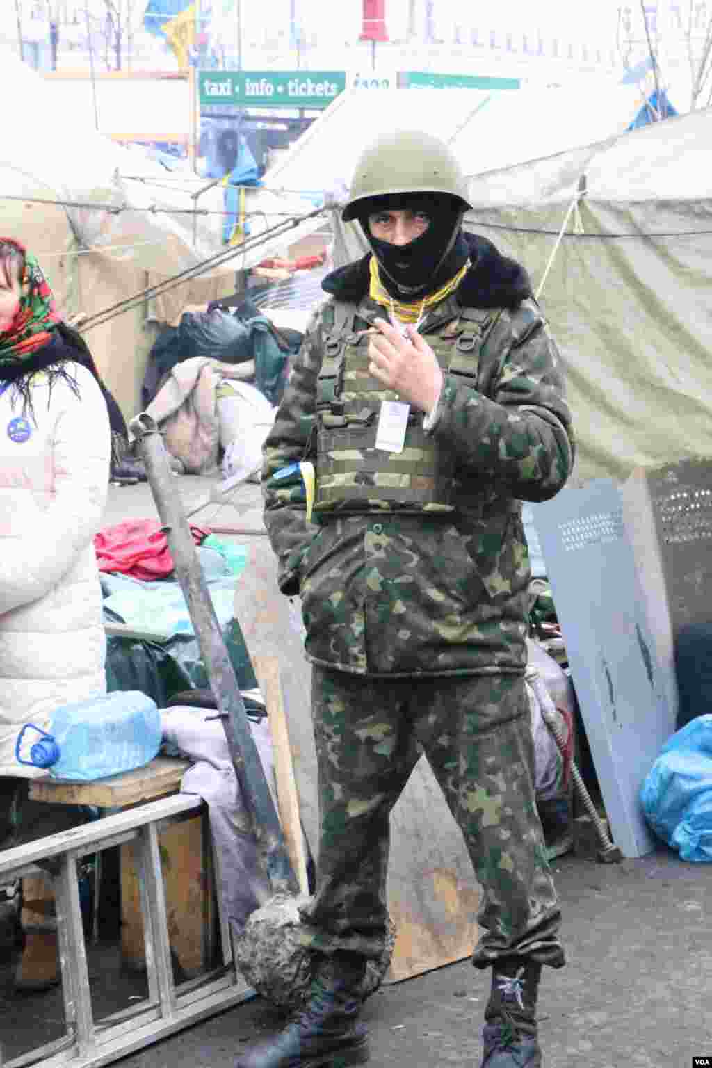 Перемирие между властью и оппозицией не затронуло количество представителей самообороны палаточного лагеря противников политики президента Виктора Януковича.