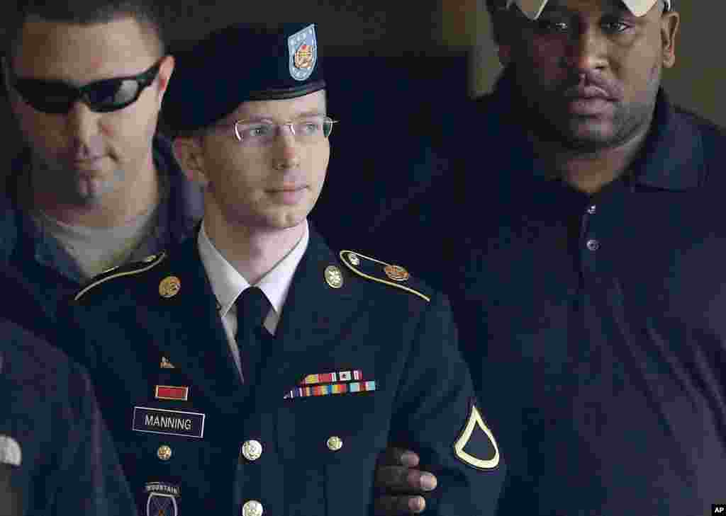 Prajurit Kelas Satu Bradley Manning dikawal keluar ruang sidang di Fort Meade, Maryland (20/8), setelah sidang di pengadilan militer.&nbsp;&nbsp;(AP/Patrick Semansky)