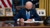 Arhiva - Pedsednik Džo Bajden potpisuje uredbu u Ovalnoj kancelariji u Beloj kući, u Vašingtonu, 2. februara 2021.