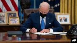 Arhiva - Pedsednik Džo Bajden potpisuje uredbu u Ovalnoj kancelariji u Beloj kući, u Vašingtonu, 2. februara 2021.