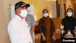 Menko PMK Muhajir Effendy meninjau shelter terpartau RS di UGM Yogyakarta, Jumat, 16 Juli 2021. (Foto: Humas UGM)