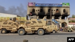 Yemeni pro-government forces gather on the eastern outskirts of Hodeida, as they continue their battle to wrestle control of the city from Houthi rebels, Nov. 8, 2018.