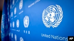 Repetición del logo de Naciones Unidas durante una conferencia de prensa en su sede en Nueva York. (AP Photo/Bebeto Matthews)
