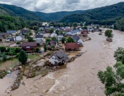 Rumah-rumah rusak akibat banjir di tepi sungai Ahr, Insul, Jerman barat, Kamis, 15 Juli 2021. (AP)