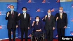 2021년 6월 6일 타이완에 도착한 미 연방 상원의원들이 기자회견장에서 포즈를 취하고 있다. (자료사진)
