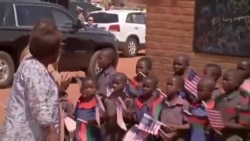 Melania Trump visite une école au Malawi (vidéo)
