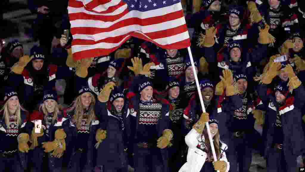 Erin Hamlin dauke da tutar Amurka lokacin bude wasannin Olympics a Pyeongchang, a Korea ta Kudu Fabirariru, 9, 2018