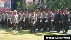 Kapolri Jenderal Idham Azis saat melakukan pemeriksaan pasukan dalam upacara pengukuhan kenaikan tipologi Polda Sulawesi Tengah dari tipe B menjadi tipe A pada Jumat pagi, 15 November 2019. (Foto: VOA/Yoanes Litha)