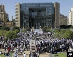 Palestinians gather in front of the United Nations building during a protest to demand civil rights for Palestinians refugees, in Beirut, Lebanon, June 27, 2010.