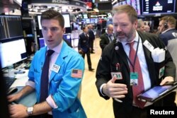 Traders work on the floor of the New York Stock Exchange (NYSE) in New York, Jan. 28, 2019.