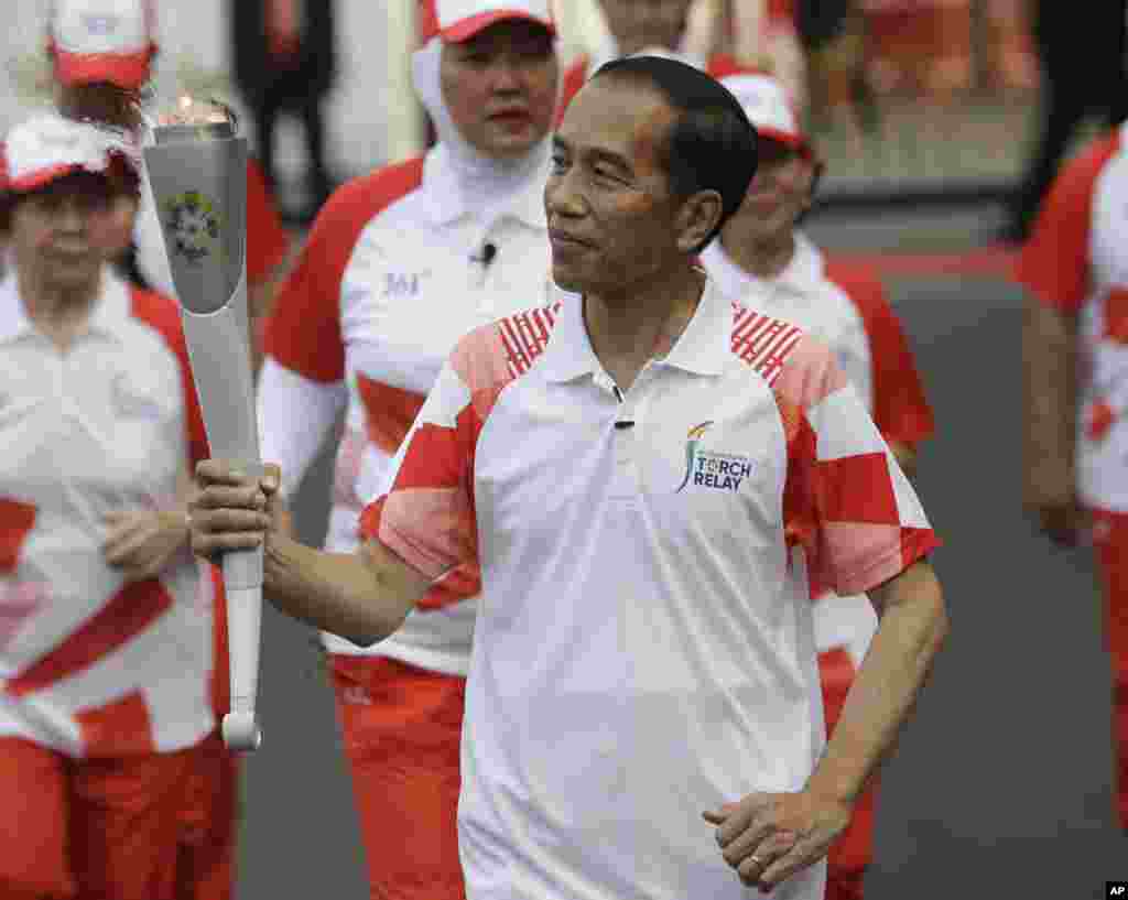 دویدن &laquo;جوکو ویدودو&raquo; رئیس جمهوری اندونزی با مشعل بازی های آسیایی همزمان با هفتادو سومین سالگرد استقلال اندونزی.