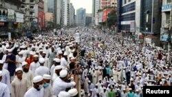 Pristalice i aktivisti islamističke partije Hefazat-e-Islam u Bangladešu marširaju ka francuskoj ambasadi zahtevajući bojkot francuskih proizvoda, 2. novembra 2020.