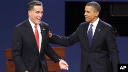 El republicano Mitt Romney y el presidente Barack Obama sonríen luego del primer debate presidencial, en la Universidad de Denver.