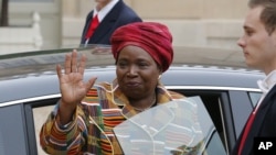 Chairperson of the African Union, Nkosazana Dlamini-Zuma waves as she leaves the Elysee Palace in Paris, November 14, 2012. 