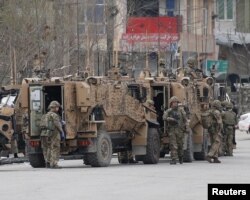 کابل پر ایک دہشت گرد حملے کے بعد نیٹو فوجی علاقے میں موجود ہیں۔ 25 مارچ 2021