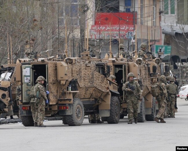 کابل پر ایک دہشت گرد حملے کے بعد نیٹو فوجی علاقے میں موجود ہیں۔ 25 مارچ 2021