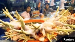 Penjual daging ayam di sebuah pasar di Jakarta Selatan. (Foto: dok)